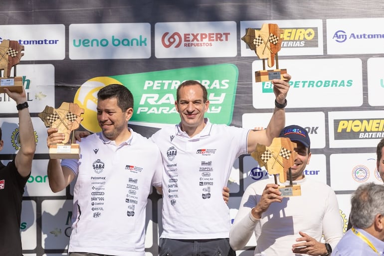 Celebración de los ganadores, Gustavo Saba y Pablo Olmos, en el podio final del Rally de Cordillera 2026.