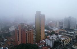 La neblina difumina el perfil de los edificios del centro de Asunción.