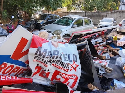 Recolección de propaganda electoral extemporánea a cargo de la Municipalidad de Asunción. Foto: Municipalidad de Asunción.