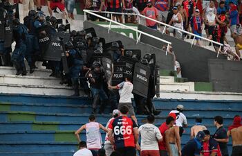 Olimpia Cerro Porteño clásico superclásico incidentes hinchas Defensores del Chaco