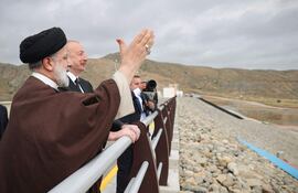 El presidente de Irán, Ebrahim Raisi (i)