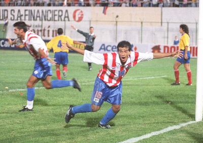 Derlis Soto, jugador de la selección paraguaya, festeja un gol en el partido ante Colombia por las Eliminatorias Sudamericanas al Mundial 1997 en el estadio Defensores del Chaco, en Asunción, Paraguay.