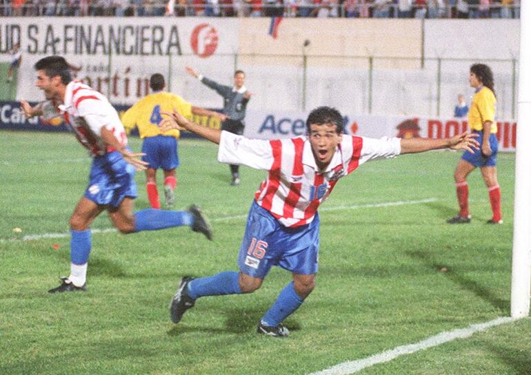 Derlis Soto, jugador de la selección paraguaya, festeja un gol en el partido ante Colombia por las Eliminatorias Sudamericanas al Mundial 1997 en el estadio Defensores del Chaco, en Asunción, Paraguay.