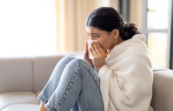 Una joven engripada.