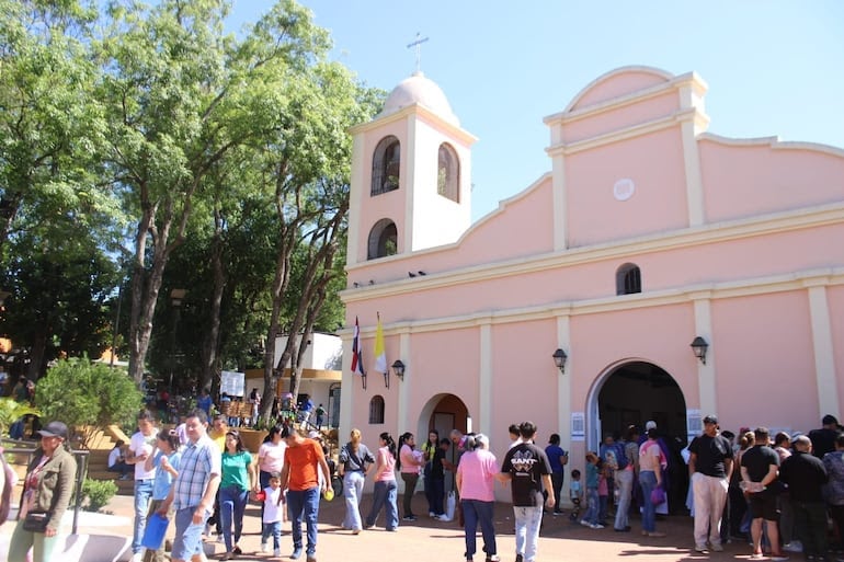 La capilla de Tupasy Ykuá se erige como un espacio de recogimiento y fe, donde los peregrinos llegan para orar, encender velas y renovar su devoción.