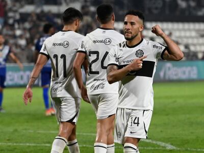 Fernando Cardozo (d), jugador de Olimpia, celebra un tanto en el partido contra Sportivo Ameliano por la regularización de la novena jornada del torneo Clausura 2023 del fútbol paraguayo en el estadio Manuel Ferreira, en Asunción.