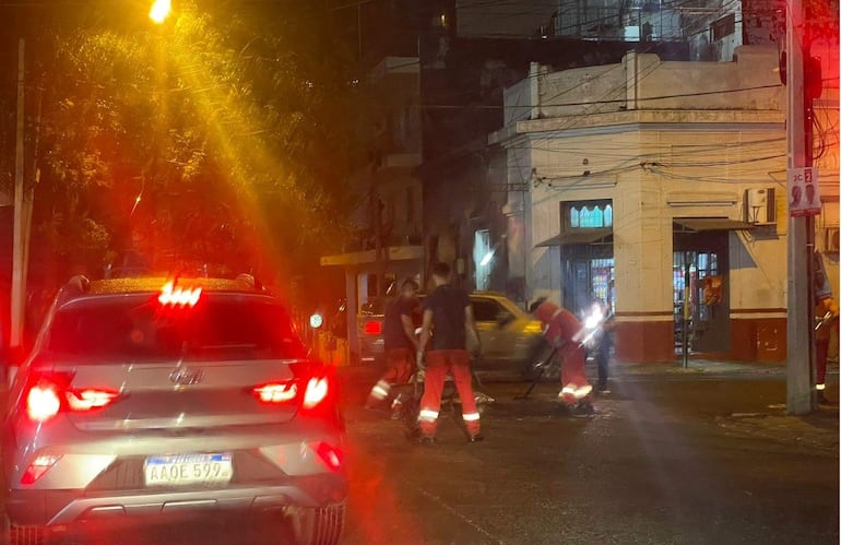 Trabajadores de Vialidad de Asunción recaparon en la noche del miércoles el cruce de Azara y Brasilia.