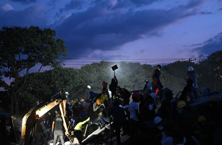 Rescatistas continúan la búsqueda de sobrevivientes en Cali.