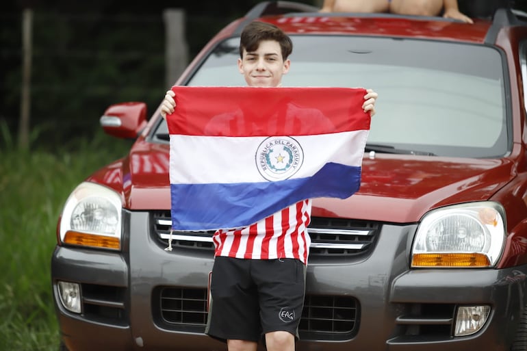 Los fanáticos de la selección paraguaya acudieron a la Albiróga para despedir a los jugadores y el cuerpo técnico.