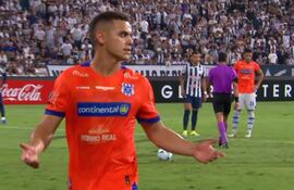 Elías Alfonso, futbolista de 2 de Mayo, deja el campo de juego en el partido frente a Alianza Lima por la vuelta de la Fase 1 de la Copa Libertadores 2026 en el estadio Alejandro Villanueva, en Lima, Paraguay.