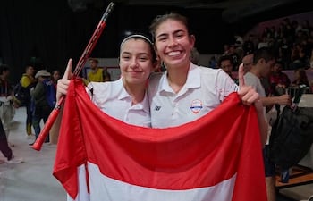Fio y Luján felices por la presea dorada en dobles femenino de squash, en los Suramericanos Santa Fe 2026.