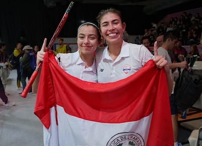 Fio y Luján felices por la presea dorada en dobles femenino de squash, en los Suramericanos Santa Fe 2026.
