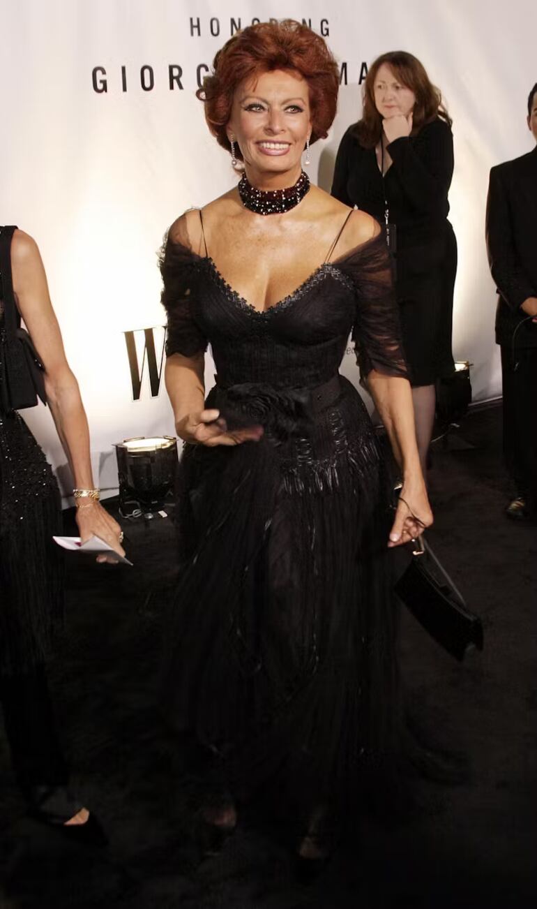 Sophia Loren fue una de las grandes musas de Giorgio, por lo que en un evento en Beverly Hills durante el año 2003, la actriz lució un excepcional vestido negro de Armani. 