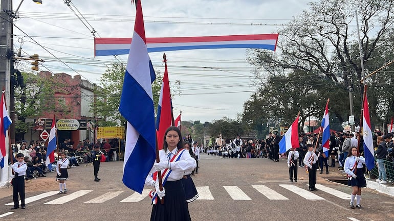 Los estudiantes desfilaron con entusiasmo, portando flameantes banderas en homenaje a la historia y a la patria.