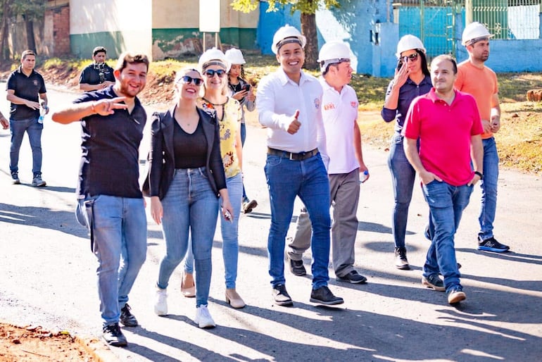 Candidatos de la oposición también aparecen en las inauguraciones de obras municipales para hacer proselitismo.