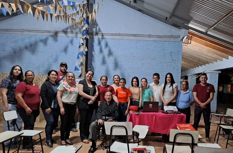 Imágenes del Centro de Educación Básica Bilingüe para personas jóvenes y adultas 1-56 San Roque González de Santa Cruz, ciudad de Concepción. Cada año, un grupo nuevo de personas de hasta 75 años termina su educación escolar básica.