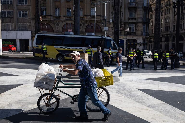 A pie y en bici en la plaza de la Sé, donde se encuentra la Catedral Metropolitana en Sao Paulo (Brasil).