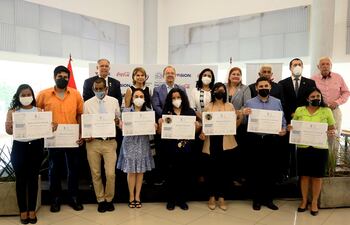 Los finalistas del Concurso de Cuentos Cortos en Castellano y Guaraní recibieron sus reconocimientos el pasado miércoles.