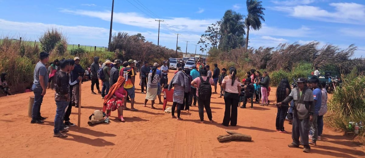 Nativos cierran ruta en Curuguaty para pedir asistencia y audiencia Nativos cierran ruta en Curuguaty para pedir asistencia y audiencia