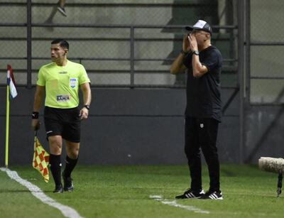 El brasileño Vinicius Eutrópio (d), entrenador de Tacuary, realiza indicaciones en el partido frente a Sol de América por la octava fecha del torneo Apertura 2024 del fútbol paraguayo en el estadio Arsenio Erico, en Asunción.