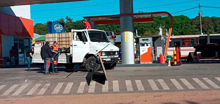 Este servicentro de Copetrol, de San Lorenzo, estaba descargando combustible a sus tanques de forma irregular. 