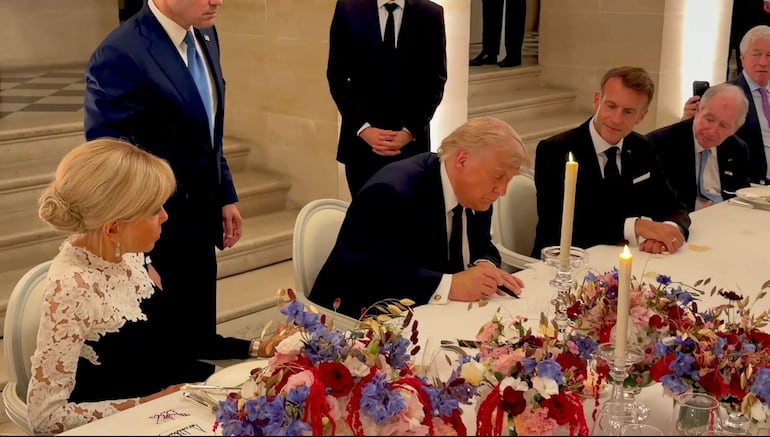 Captura de un video difundido en la cuenta en X @Scavino47 del asesor presidencial Dan Scavino del presidente de Estados Unidos, Donald Trump, firmando el acuerdo con Irán junto a su homólogo de Francia Emmanuel Macron ayer, en el Palacio de Versalles (Francia).