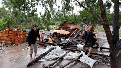 Antonella González y Diego Ferreira, perdieron todo. Su casa se vino abajo con el fuerte viento que sopló esta madrugada en la ciudad de Pilar.