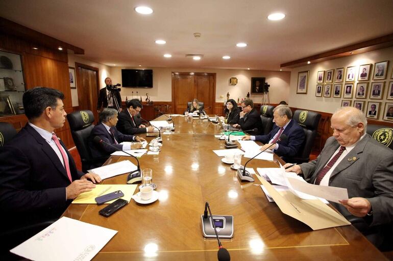 Víctor Ríos Ojeda, Manuel Ramírez Candia, Gustavo Santander Dans, María Carolina Llanes, Alberto Martínez Simón, Eugenio Jiménez Rolón y Luis María Benítez Riera, miembros de la Corte Suprema de Justicia.