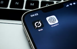 Grok y ChatGPT son dos de los "grandes" entre los chatbots con inteligencia artificial (IA).