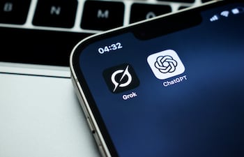 Grok y ChatGPT son dos de los "grandes" entre los chatbots con inteligencia artificial (IA).