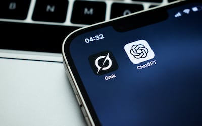 Grok y ChatGPT son dos de los "grandes" entre los chatbots con inteligencia artificial (IA).