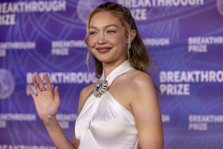 Gigi Hadid saludando en la alfombra roja de los Premios Breakthrough en Santa Mónica, California. (EFE/EPA/JILL CONNELLY)
