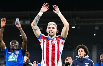 El delantero paraguayo Julio Enciso Espínola, festeja el triunfo de Racing de Estrasburgo sobre el Reims, que representó el paso a la semifinal de la Copa de Francia.