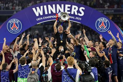 El director técnico del PSG, Luis Enrique, levanta el trofeo después de que su equipo ganara la final de la UEFA Champions League entre el Paris Saint-Germain y el Internazionale Milano en Múnich, Alemania.