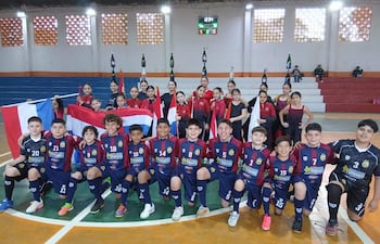 Integrantes de Pasos Mágicos y el plantel de la C 11 durante la ultima práctica para el Campeonato Nacional del Fútbol de Salón C11.