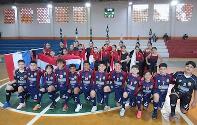Integrantes de Pasos Mágicos y el plantel de la C 11 durante la ultima práctica para el Campeonato Nacional del Fútbol de Salón C11.