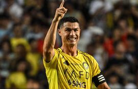 El portugués Cristiano Ronaldo es el primer futbolista billonario del mundo. (Wun Suen / AFP)