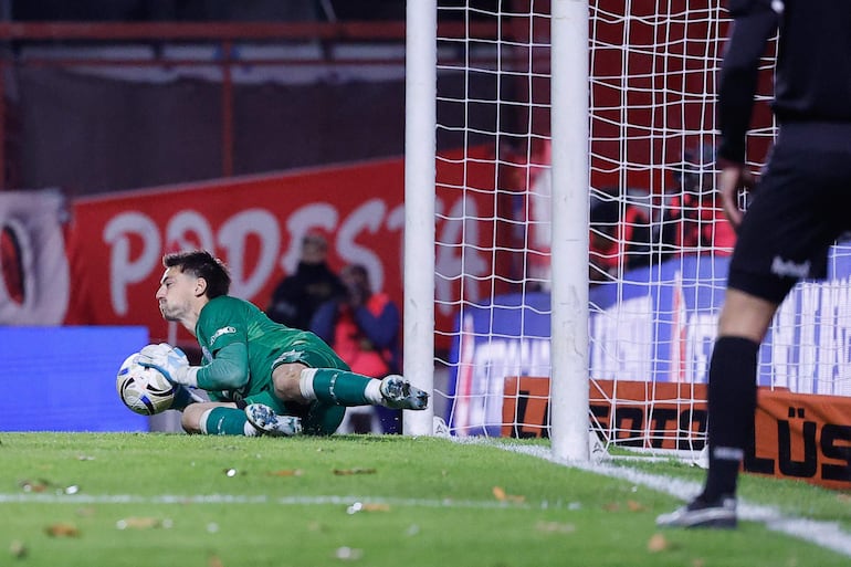 Thiago Cardozo de Belgrano ataja un balón este domingo, durante la serie de penales en la semifinal de la Liga Argentina entre Argentinos Juniors y Belgrano en el estadio Diego Armando Maradona, en Buenos Aires (Argentina).