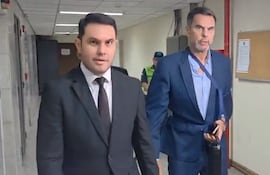 Senador Hernán Rivas (ANR - cartista) y el Abg. Cristóbal Cáceres Frutos, en Tribunales.