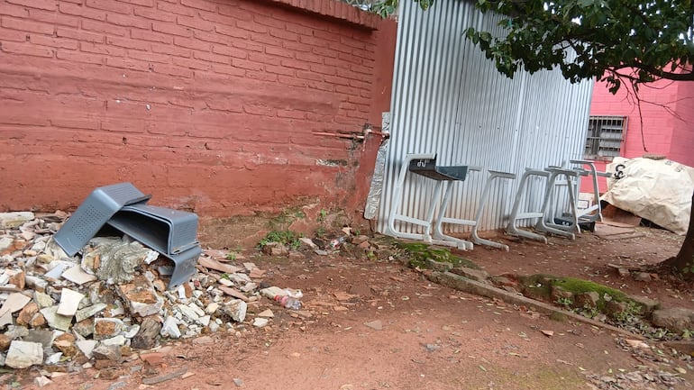 Muchos de los pupitres están sin la mesada, y otros sin la porta útiles.
