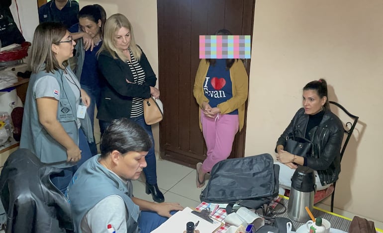 La fiscala Claudia Morys (sentada) en la intervención en España, donde fue detenida Victoria Amarilla.