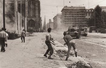 Berlín, 17 de junio de 1953. Dos jóvenes arrojan piedras contra los tanques soviéticos (Foto: Odd Andersen).
