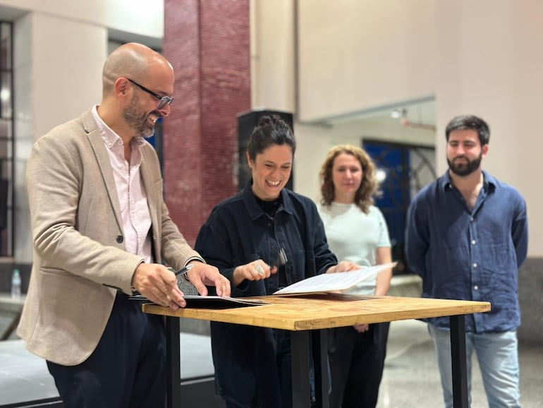 Roberto Galeano Monti, director ejecutivo de la Fundación Itaú, y la ministra de la Secretaría Nacional de Cultura, Adriana Ortiz, durante la firma de convenio para la creación de este Espacio Cultural Itaú.