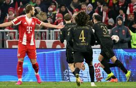MUNICH (Germany), 24/01/2026.- Harry Kane of Munich gestures after conceding a goal during the German Bundesliga soccer match between FC Bayern Munich and FC Augsburg in Munich, Germany, 24 January 2026. (Alemania) EFE/EPA/RONALD WITTEK