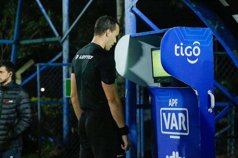 David Ojeda observa la acción que derivó en penal para Sol de América por mano del defensor del 12 de Junio, Axel Loncharich.