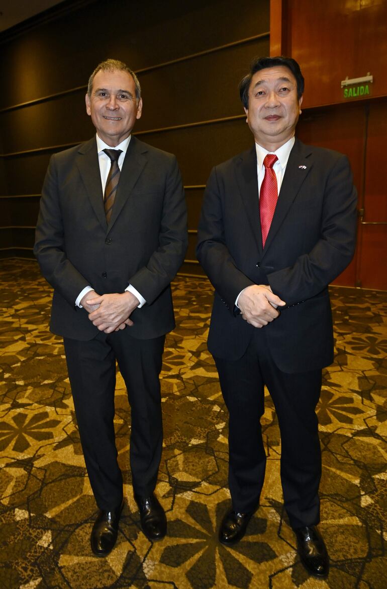 Juan Manuel Corzo, embajador de Colombia y Katsumi Itagaki, embajador de Japón.