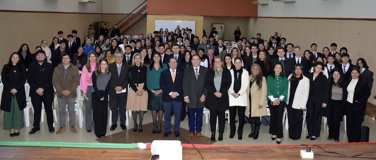 Directivos, docentes y estudiantes de la Facultad de Ciencias Económicas (UNA), junto a especialistas del mercado bursátil de nuestro país.