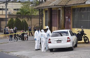 Integrantes de la policía Honduras examinan una escena de crimen. La titular del Comisionado Nacional de los Derechos Humanos en Honduras (Conadeh), Blanca Izaguirre, pidió este domingo a las autoridades de seguridad detener “la ola de masacres” que desangra al país, con casi 300 personas muertas en 68 matanzas desde diciembre de 2022, cuando se impuso un estado de excepción. Imagen ilustrativa.