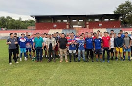 El presidente del Sportivo Iteño, Édgar Brítez, aparece en la gráfica con miembros de su directiva e integrantes del plantel superior, que dirige el argentino Jorge Lanata. La Asociación Paraguaya de Fútbol puso punto final a un largo conflicto registrado en la institución tricolor.