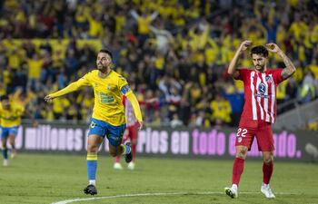 LAS PALMAS DE GRAN CANARIA, 03/11/2023.-El centrocampista de la UD Las Palmas Kirian (i) celebra su gol durante el partido de la jornada 12 de Liga de Primera División disputado este viernes en el estadio Gran Canaria.- EFE/Quique Curbelo
